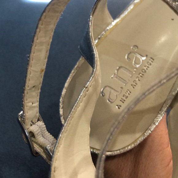A.n.a Women’s size 9 stiletto heels silver crinkle - Picture 8 of 8